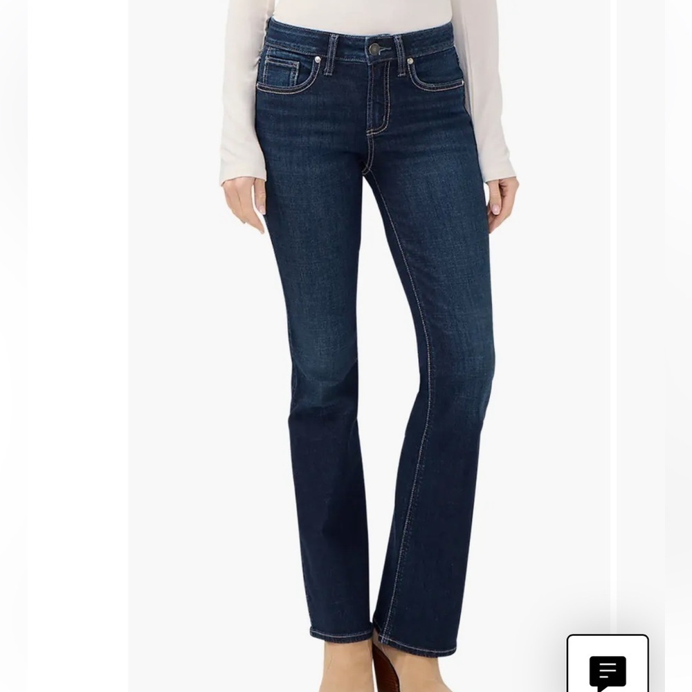 Suki Curvy Mid Rise Slim Bootcut Jeans
Silver Jeans Co.
Eversley